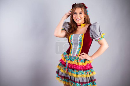 Foto de Hermosa brasileña vistiendo ropa de campo, para la Festa de So Joo, Festa Junina. Posando para la foto. Foto de medio cuerpo. - Imagen libre de derechos