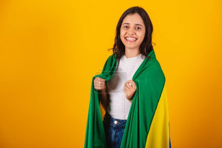 Téléchargez les photos : Belle femme brésilienne portant le drapeau brésilien comme cape. - en image libre de droit