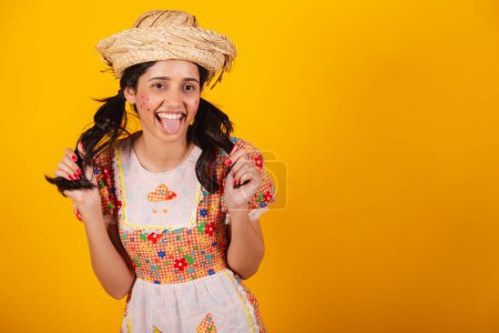 Téléchargez les photos : Belle femme brésilienne, avec des vêtements de fête de juin, faisant un visage. - en image libre de droit