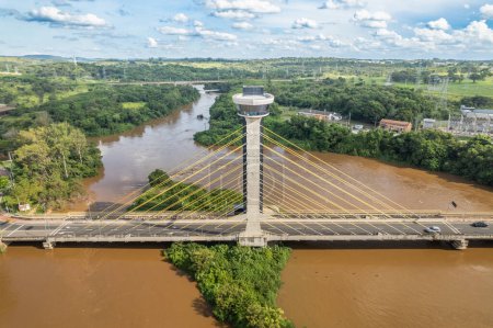 Téléchargez les photos : Salto, So Paulo, Brésil - Vers février 2023 : Vue aérienne sur Salto, la rivière Tiete et le pont de Salto - en image libre de droit