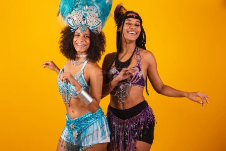 Foto de Dos amigas brasileñas, vestidas de carnaval. bailando y fiesteando. - Imagen libre de derechos