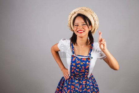 Téléchargez les photos : Femme brésilienne, nord-est, avec des vêtements de fête de juin, chapeau de paille. acclamer, souhaiter, vouloir tant. - en image libre de droit
