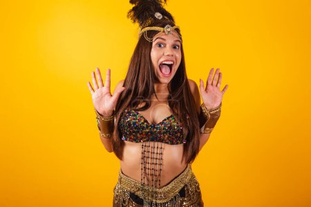 Téléchargez les photos : Belle femme brésilienne en vêtements de carnaval d'or, étonnée, wow, incroyable. - en image libre de droit