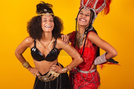 Téléchargez les photos : Deux amies brésiliennes, vêtues de carnaval. posant pour une photo, main sur la taille. - en image libre de droit