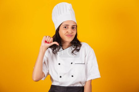 Téléchargez les photos : Femme brésilienne, chef cuisinier, cuisinier, n'aime pas signe avec les doigts. - en image libre de droit