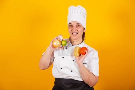 Foto de Mujer brasileña adulta, chef, master en gastronomía. la posesión de diversos alimentos y verduras vegetales. - Imagen libre de derechos