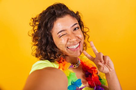 Foto de Hermosa brasileña afro americana en ropa de carnaval, tomando selfie, posando. - Imagen libre de derechos