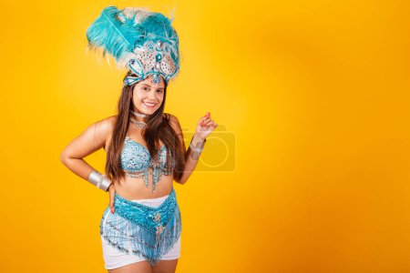 Photo for Beautiful Brazilian woman in blue and white carnival clothes. with feathers, smiling looking at camera. hand on the waist. - Royalty Free Image