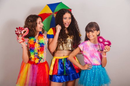 Foto de Chicas brasileñas amigas, vestidas con ropa de carnaval sonriendo para la foto. - Imagen libre de derechos