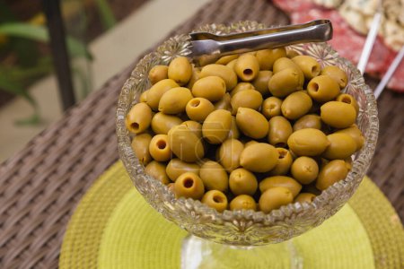 Téléchargez les photos : Olives vertes servies en entrée dans un récipient en verre. - en image libre de droit