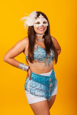Téléchargez les photos : Belle femme brésilienne en bleu et blanc vêtements de carnaval. Photo verticale, avec mascara. Souriant. - en image libre de droit