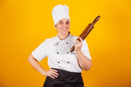 Foto de Mujer brasileña adulta, chef, master en gastronomía. Cocinar. soporte de rodillo de madera para preparar pasta y pizza. - Imagen libre de derechos