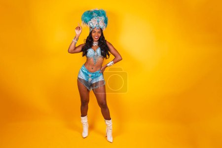 Téléchargez les photos : Photo horizontale, corps entier, femme brésilienne noire en vêtements de carnaval. danse. - en image libre de droit