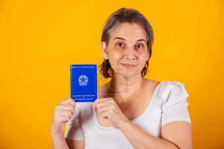 Téléchargez les photos : Femme brésilienne adulte, titulaire d'une carte de travail et de sécurité sociale, document brésilien pour le travail formel. - en image libre de droit