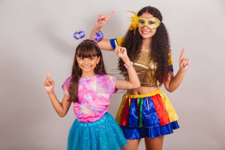 Téléchargez les photos : Deux amies brésiliennes, vêtues de vêtements de carnaval. danse. - en image libre de droit