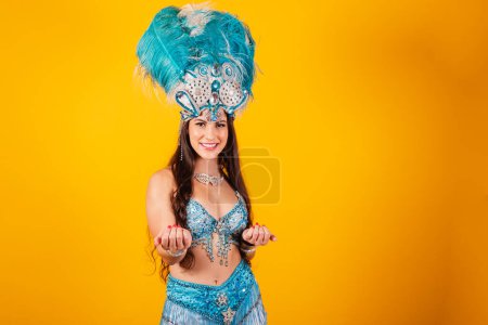 Téléchargez les photos : Belle femme brésilienne avec des vêtements de reine de l'école de samba, carnaval. Couronne de plumes, venez, invitant. - en image libre de droit