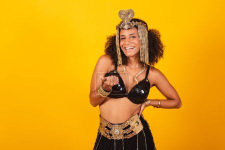 Foto de Hermosa mujer negra brasileña, en ropa de carnaval Cleopatra, invitando con las manos. - Imagen libre de derechos
