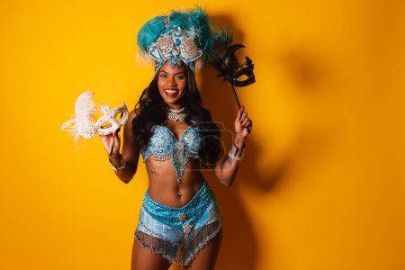 Foto de Horizontal, medio cuerpo, mujer brasileña negra vestida de carnaval. con máscara de carnaval. - Imagen libre de derechos