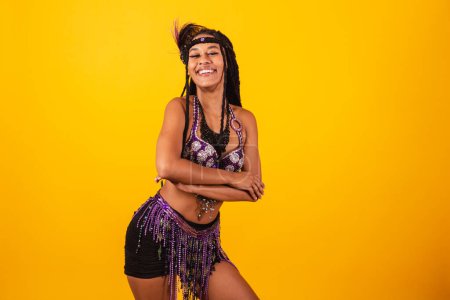 Téléchargez les photos : Belle femme brésilienne noire, en vêtements de carnaval Cleopatra, criant promotion, publicité. - en image libre de droit