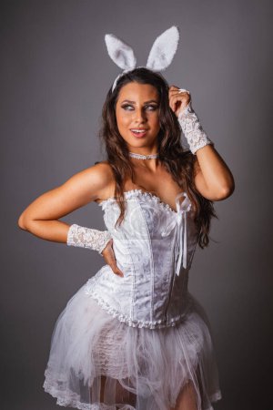 Téléchargez les photos : Femme brésilienne, avec des vêtements de lapin. Poser pour la photo. - en image libre de droit