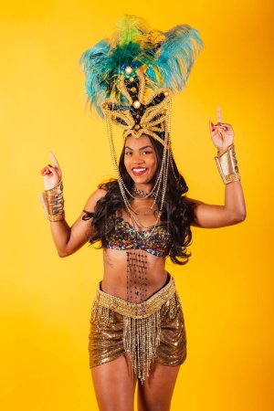Foto de Vertical, tiro de medio cuerpo, mujer brasileña negra en ropa de carnaval posando para una foto. - Imagen libre de derechos
