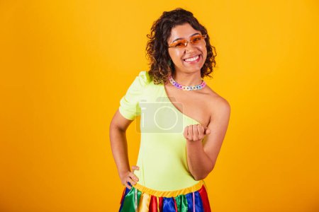 Foto de Hermosa mujer brasileña afroamericana en ropa de carnaval invitando con las manos. - Imagen libre de derechos