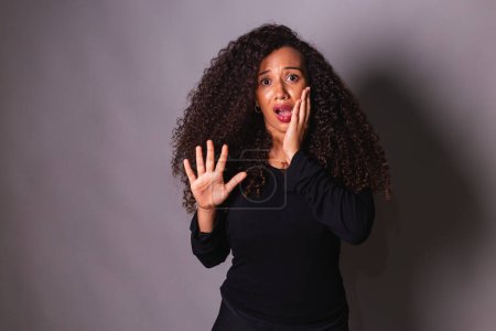 Téléchargez les photos : Femme afro en faveur de la sensibilisation aux fémicides. Violence domestique. Dire stop avec les mains. - en image libre de droit