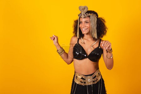 Photo for Beautiful black Brazilian woman, in Cleopatra carnival clothes, dancing and partying. - Royalty Free Image