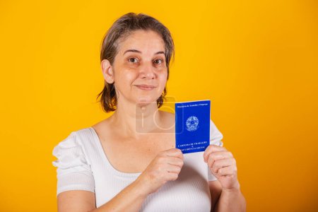 Foto de Mujer brasileña adulta, con tarjeta de trabajo y seguridad social, documento brasileño para el trabajo formal. - Imagen libre de derechos