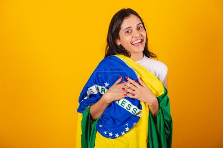 Foto de Hermosa mujer brasileña con bandera de Brasil como capa. - Imagen libre de derechos