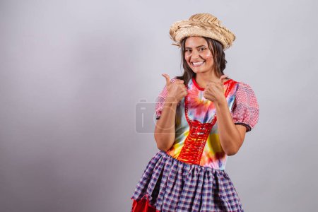 Foto de Mujer brasileña vistiendo ropa de campo, fiesta So Joo, fiesta Junina. como, positivo, aprobación. - Imagen libre de derechos