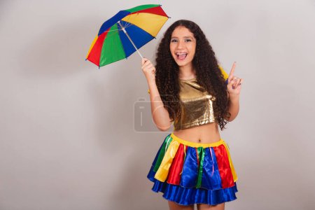 Téléchargez les photos : Jeune adolescente, brésilienne, avec des vêtements frevo, carnaval. danse frevo. - en image libre de droit