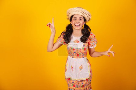 Foto de Hermosa brasileña, con ropa de fiesta de junio, bailando. - Imagen libre de derechos