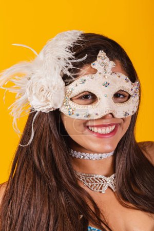 Foto de Hermosa mujer brasileña en ropa de carnaval azul y blanco. Foto vertical, usando rímel. Sonriendo.. - Imagen libre de derechos