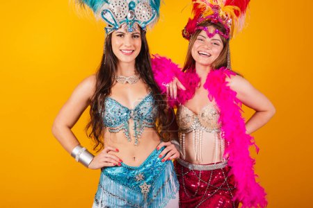 Téléchargez les photos : Deux amies brésiliennes avec des vêtements de reine de l'école de samba, carnaval. Couronne de plumes. - en image libre de droit