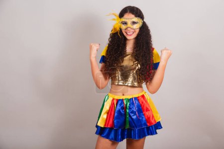 Téléchargez les photos : Jeune adolescente, brésilienne, avec des vêtements frevo, carnaval. masque, fête. - en image libre de droit