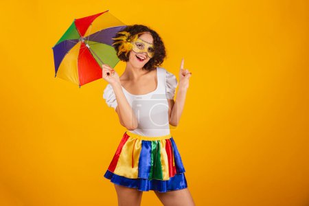 Téléchargez les photos : Belle femme brésilienne, vêtue de vêtements de carnaval, jupe colorée et chemise blanche. mascara, danse. - en image libre de droit