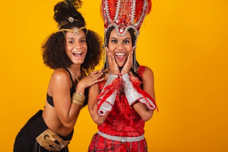 Foto de Dos amigas brasileñas, vestidas de carnaval. increíble, increíble. - Imagen libre de derechos