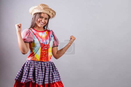Téléchargez les photos : Femme brésilienne vêtue de vêtements de campagne, fête So Joo, fête Junina. célébrant, vibrante. - en image libre de droit