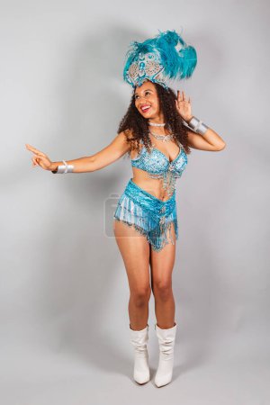 Téléchargez les photos : Plan vertical, corps entier, belle Brésilienne noire au Carnaval. - en image libre de droit
