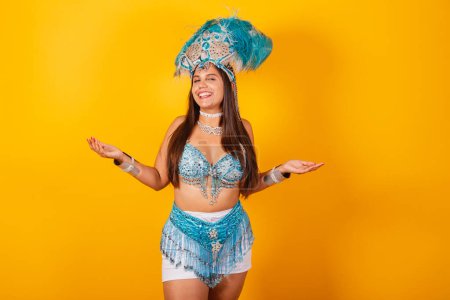 Téléchargez les photos : Belle femme brésilienne en bleu et blanc vêtements de carnaval. avec couronne de plumes, à bras ouverts, bienvenue. - en image libre de droit