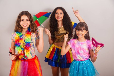 Foto de Chicas brasileñas amigas, vestidas con ropa de carnaval bailando. - Imagen libre de derechos