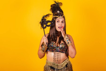 Téléchargez les photos : Belle femme brésilienne en vêtements de carnaval d'or, tenant masque de carnaval, incroyable. - en image libre de droit