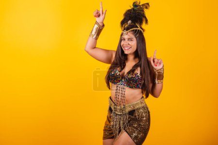Téléchargez les photos : Belle femme brésilienne en vêtements de carnaval d'or, danser, profiter et faire la fête. - en image libre de droit