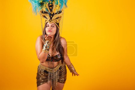 Foto de Hermosa mujer brasileña vestida con ropas doradas de carnaval, con corona de plumas de bailarina de carnaval. envío - Imagen libre de derechos