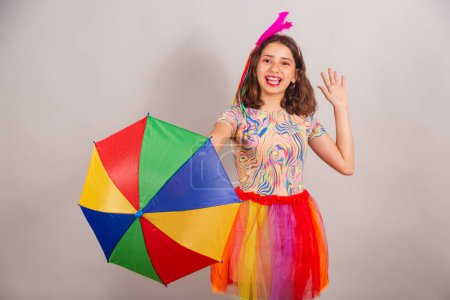 Téléchargez les photos : Enfant brésilien, fille, habillée en tenue de carnaval, danse avec parapluie frevo. - en image libre de droit