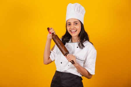 Foto de Mujer brasileña, chef jefe, cocinera, sosteniendo un rodillo de madera. - Imagen libre de derechos