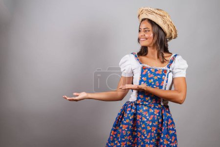 Foto de Mujer brasileña vistiendo ropa de campo, fiesta So Joo, fiesta Junina. presentando publicidad o texto. Espacio negativo. - Imagen libre de derechos