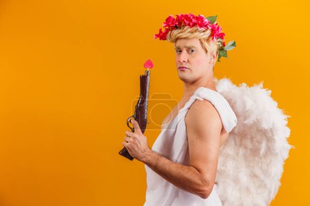 Téléchargez les photos : Cupidon tenant un fusil. Cupidon armé - en image libre de droit