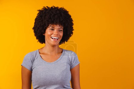 Téléchargez les photos : Belle fille américaine africaine avec une coiffure afro souriante - en image libre de droit